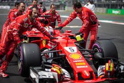 Sebastian Vettel, Ferrari SF70H, Ferrari mechanics