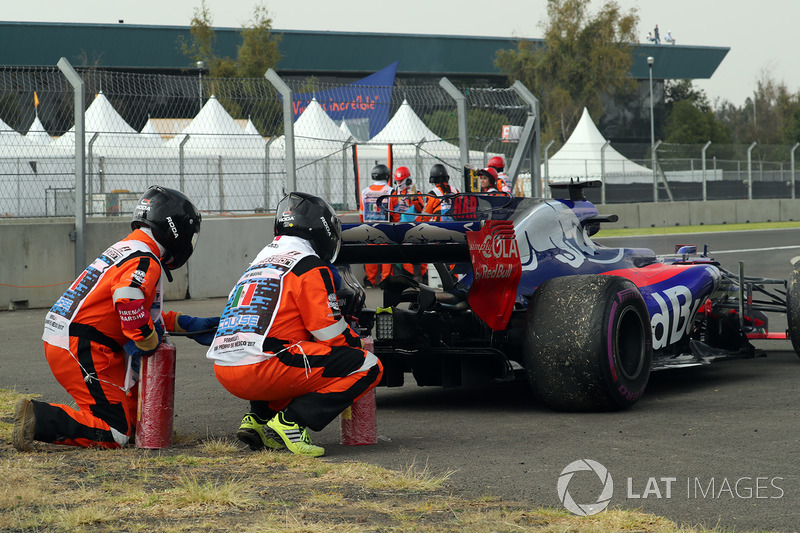 Race marshals recover the car of race retiree Brendon Hartley, Scuderia Toro Rosso STR12 after stopping on track with engine failure
