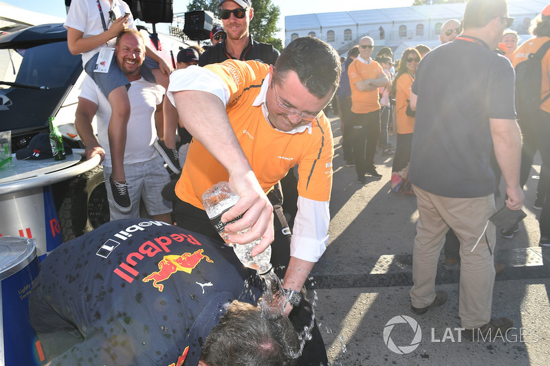 Гонки на плотах: руководитель Red Bull Racing Кристиан Хорнер и гоночный директор McLaren Эрик Булье