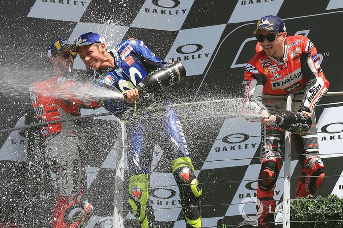 Podio: ganador de la carrera Jorge Lorenzo, equipo Ducati, tercer puesto Valentino Rossi, Yamaha Factory Racing