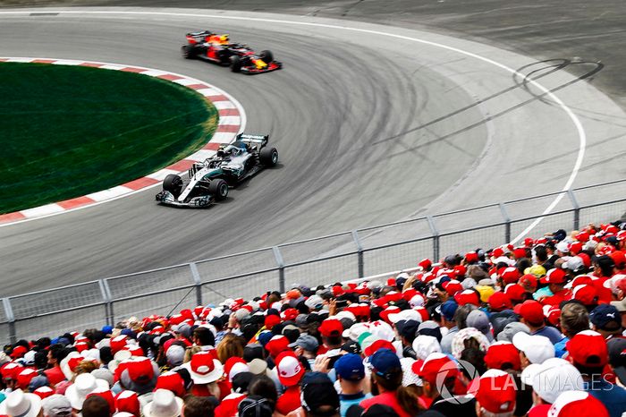 Valtteri Bottas, Mercedes AMG F1 W09, por delante de  Max Verstappen, Red Bull Racing RB14