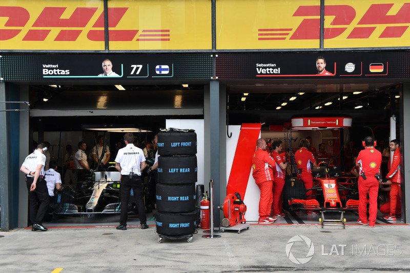 Garasi tim Mercedes AMG F1 dan Ferrari