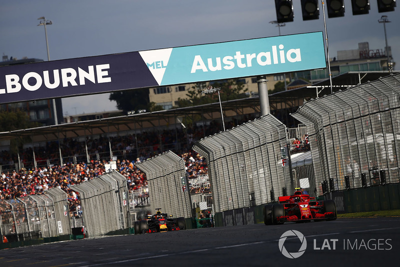 Kimi Raikkonen, Ferrari SF71H, leads Daniel Ricciardo, Red Bull Racing RB14 Tag Heuer