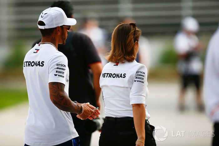 Lewis Hamilton, Mercedes AMG F1, en el paddock