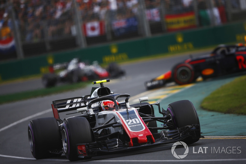 Kevin Magnussen, Haas F1 Team VF-18 Ferrari, Max Verstappen, Red Bull Racing RB14 Tag Heuer