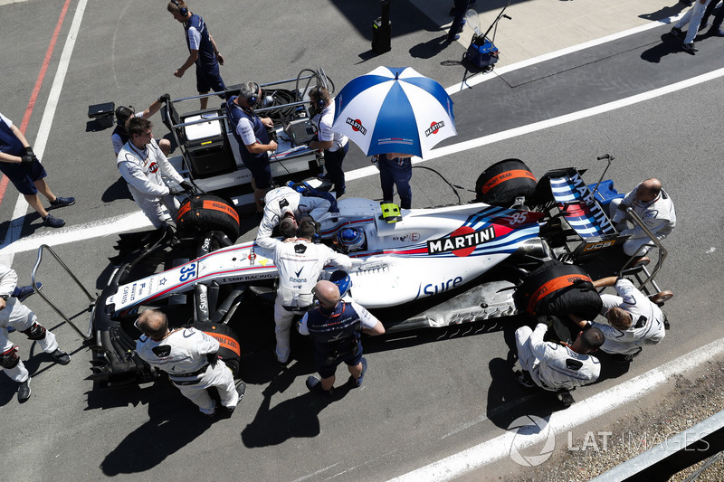 Sergey Sirotkin, Williams FW41, in pit lane prima della partenza