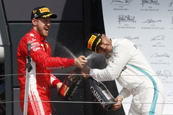 Sebastian Vettel, Ferrari e Lewis Hamilton, Mercedes-AMG F1, festeggiano sul podio con lo champagne
