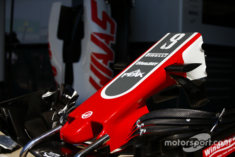 Haas F1 Team VF-18, dettaglio del naso e dell'ala anteriore