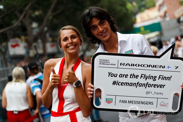 Una chica de la parrilla tiene un mensaje para Kimi Raikkonen, Ferrari