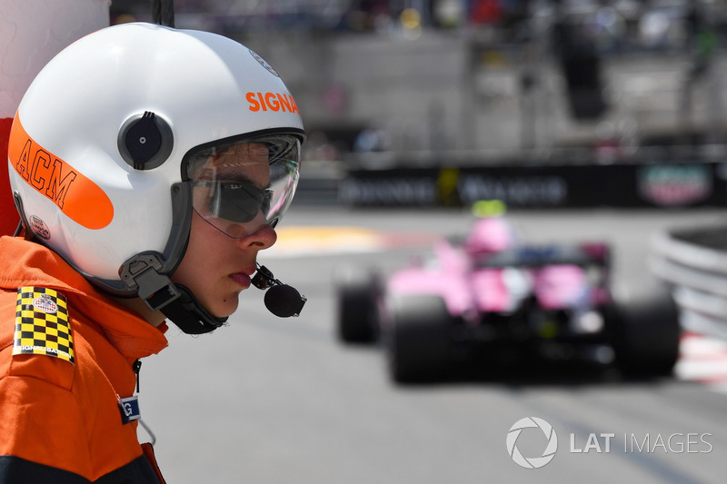 Esteban Ocon, Force India VJM11 and marshal