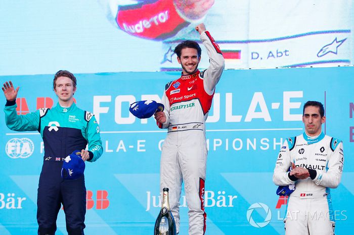 Daniel Abt, Audi Sport ABT Schaeffler, celebra con Oliver Turvey, NIO Formula E Team, Sébastien Buemi, Renault e.Dams