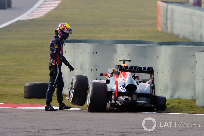 Mark Webber, Red Bull Racing RB9 verliest zijn achterwiel