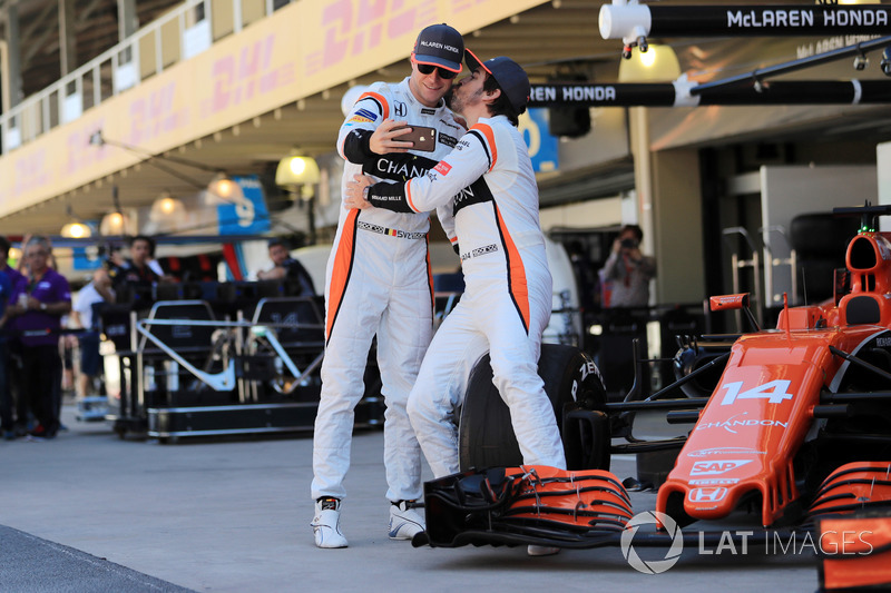 Selfie de Stoffel Vandoorne, McLaren y Fernando Alonso, McLaren