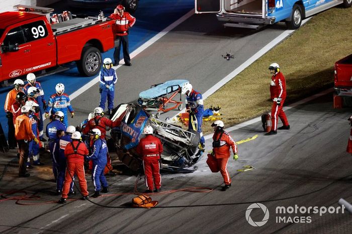 Socorren a Ryan Newman, Roush Fenway Racing, Ford Mustang Koch Industries, tras su accidente