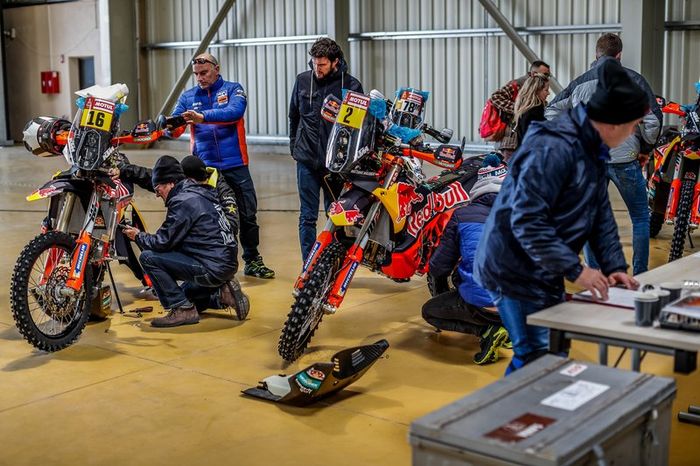 Verificaciones en Paul Ricard antes del embarque del Dakar 2020