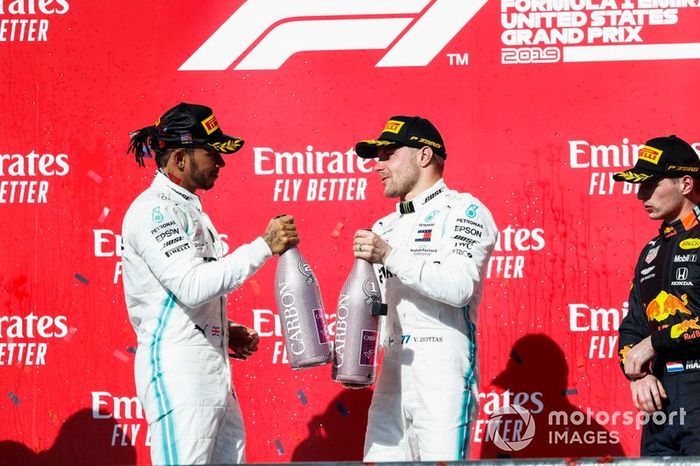 Podio: segundo lugar Lewis Hamilton, Mercedes AMG F1, ganador de la carrera Valtteri Bottas, Mercedes AMG F1, y el tercer lugar Max Verstappen, Red Bull Racing 