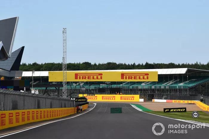 Cartel de Pirelli en Silverstone