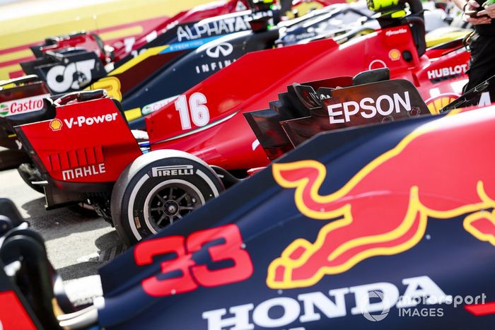 Los monoplazas de Max Verstappen, Red Bull Racing RB16 y Charles Leclerc, Ferrari SF1000 en Parc Ferme 