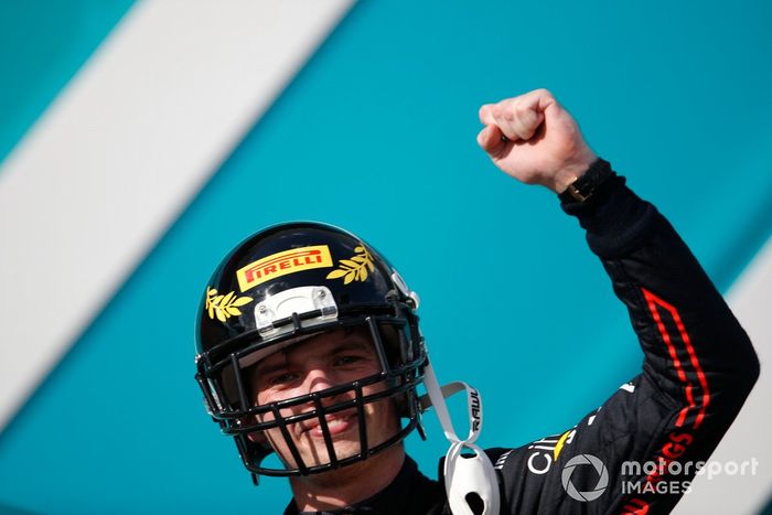 Podio: ganador Max Verstappen, Red Bull Racing con un casco de la NFL