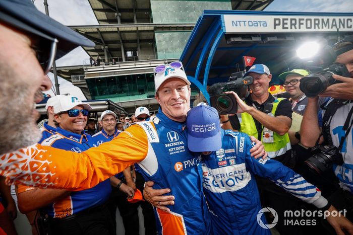 El ganador del premio de la pole, Scott Dixon, Chip Ganassi Racing Honda, celebra su premio de la pole, Jimmie Johnson, Chip Ganassi Racing Honda, Tony Kanaan, Chip Ganassi Racing Honda, 