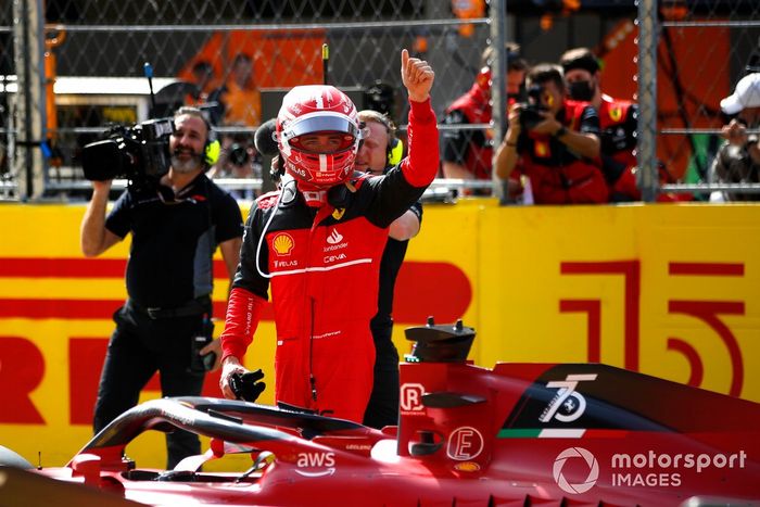 Ganador de la pole, Charles Leclerc, de Ferrari, lo celebra 