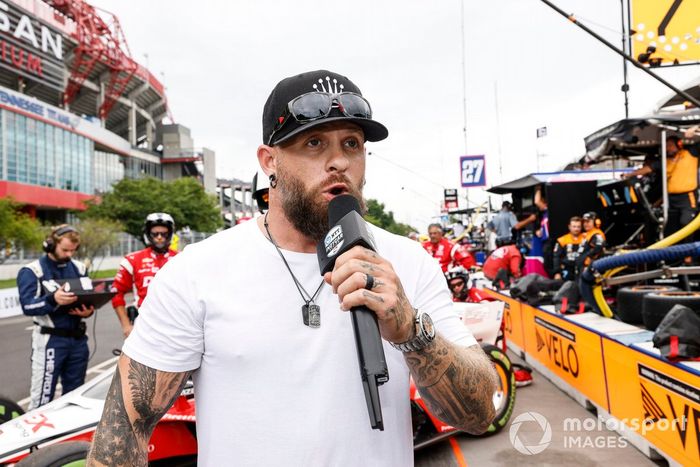 Brantley Gilbert  da la la orden de encender los motores