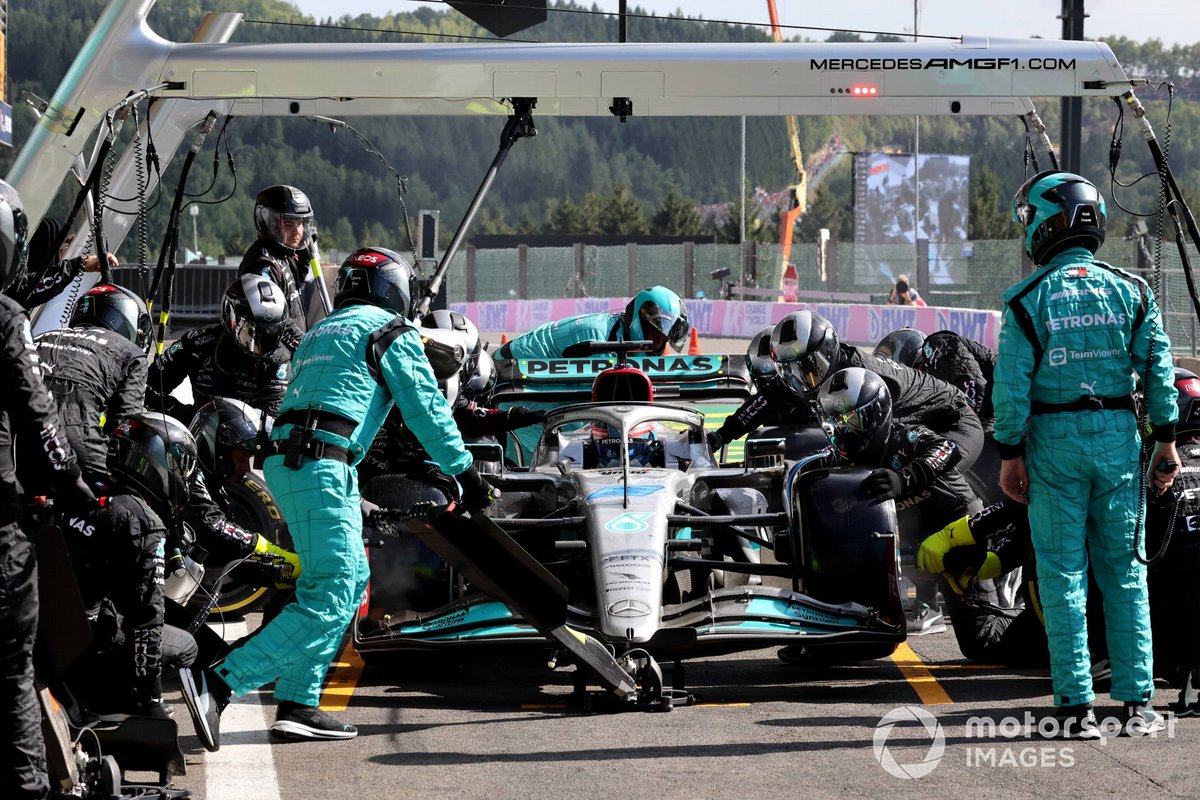 George Russell, Mercedes W13, makes a pit stop