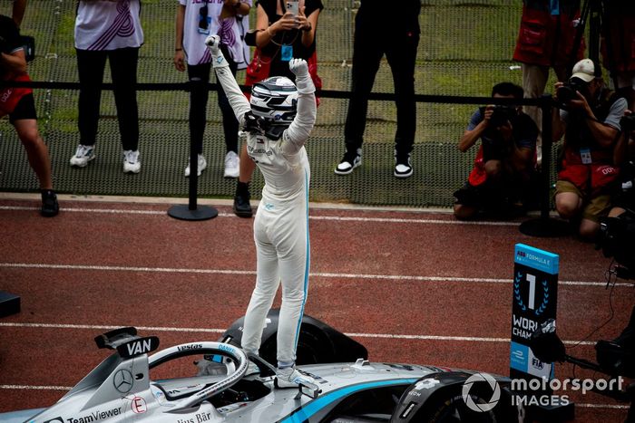 Stoffel Vandoorne, Mercedes-Benz EQ, segundo, celebra la consecución del título