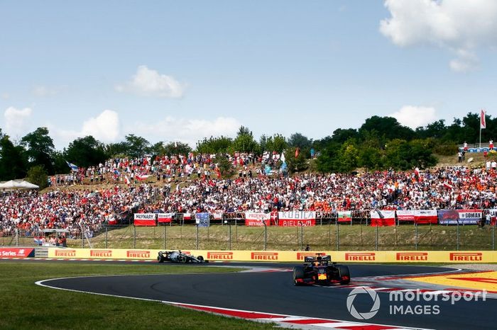 Max Verstappen, Red Bull Racing RB15, lidera Lewis Hamilton, Mercedes AMG F1 W10