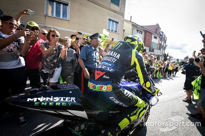 Valentino Rossi, Yamaha Factory Racing, dans les rues de Tavullia