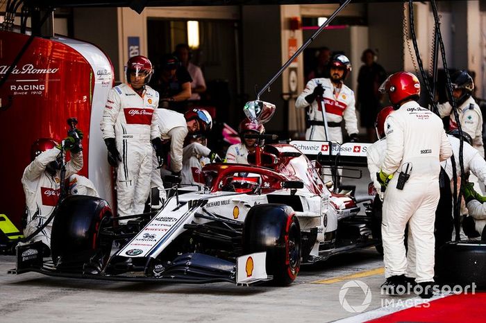 Kimi Raikkonen, Alfa Romeo Racing C38, pit stop