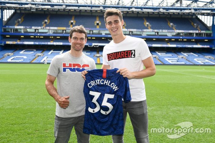 El portero del Chelsea, Kepa Arrizabalaga, da una camiseta a Cal Crutchlow (LCR Honda) 