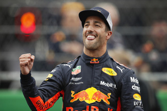 Daniel Ricciardo, Red Bull Racing, festeggia dopo aver conquistato la Pole Position