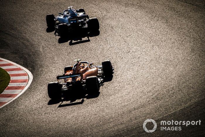 Lance Stroll, Williams FW41, y Stoffel Vandoorne, McLaren MCL33