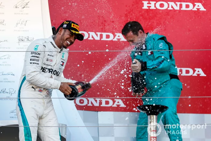 Lewis Hamilton, Mercedes AMG F1, con el champagne