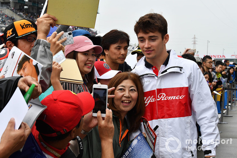 Charles Leclerc, Sauber fans selfie