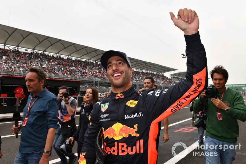 Il poleman Daniel Ricciardo, Red Bull Racing, festeggia nel parco chiuso
