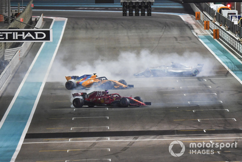 Lewis Hamilton, Mercedes-AMG F1 W09, Sebastian Vettel, Ferrari SF71H y Fernando Alonso, McLaren MCL33 haciendo donas al final de la carrera.