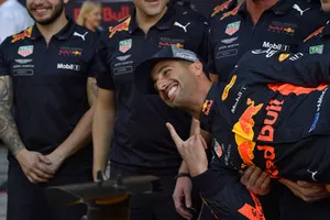 Photo de groupe de Daniel Ricciardo, Red Bull Racing et de ses mécaniciens