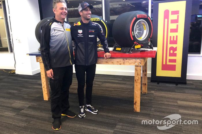 Mario Isola, director deportivo de Pirelli con
Daniel Ricciardo, Red Bull Racing