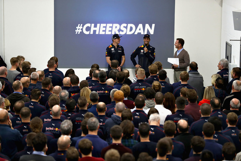 Max Verstappen, Red Bull Racing, Daniel Ricciardo, Red Bull Racing et le team principal de Red Bull Racing Christian Horner parlent à l'équipe