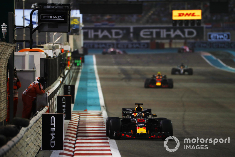 Daniel Ricciardo, Red Bull Racing, Max Verstappen, Red Bull Racing RB14, y Lewis Hamilton, Mercedes AMG F1 W09 EQ Power+