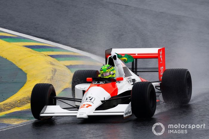 Lewis Hamilton conduce el McLaren MP4/5B de Ayrton Senna