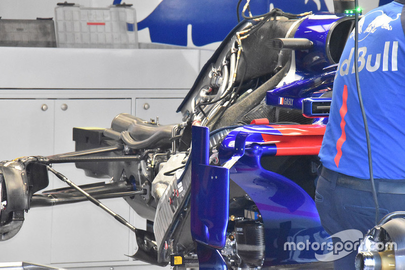 Scuderia Toro Rosso STR13, вид ззаду