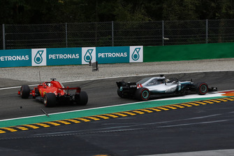 Sebastian Vettel, Ferrari SF71H facing the wrong way after making contact with Lewis Hamilton, Mercedes AMG F1 W09