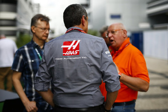 Guenther Steiner, Team Principal, Haas F1, talks to reporter Dieter Rencken