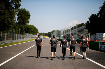 Romain Grosjean, Haas F1 Team, parcourt la piste à pied