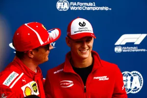 Mick Schumacher overhandigt Kimi Raikkonen, Ferrari, de Pirelli Pole Position award