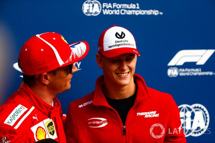 Mick Schumacher presenta a Kimi Raikkonen, Ferrari, con el premio Pirelli Pole Position