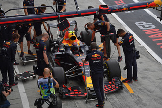Max Verstappen, Red Bull Racing RB14 in de pits